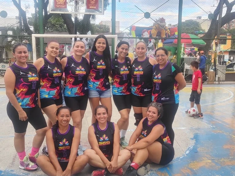 Jóvenes basquetbolistas del barrio El Salado con sus nuevos uniformes