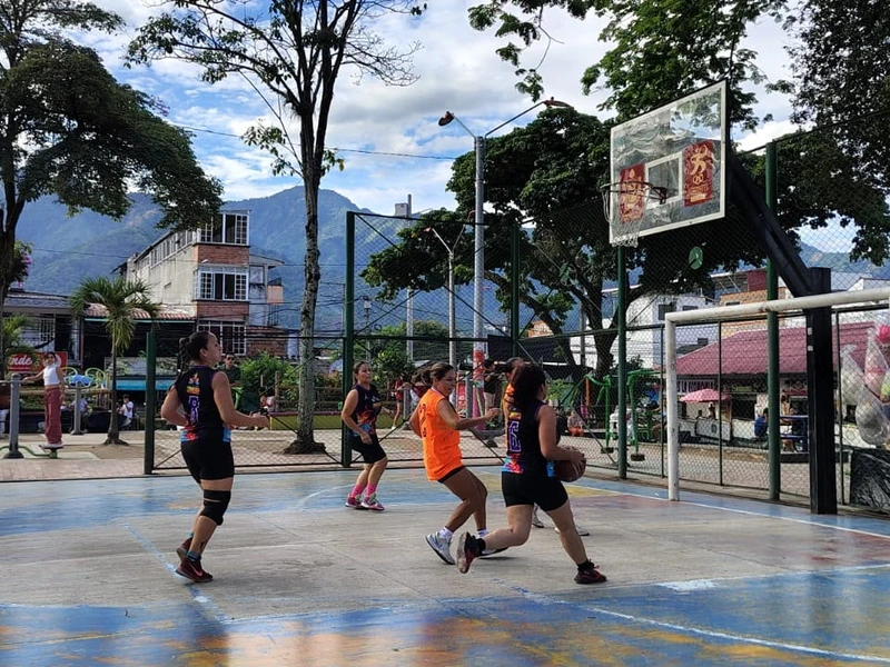 Entrega de uniformes deportivos a jóvenes aficionados al fútbol