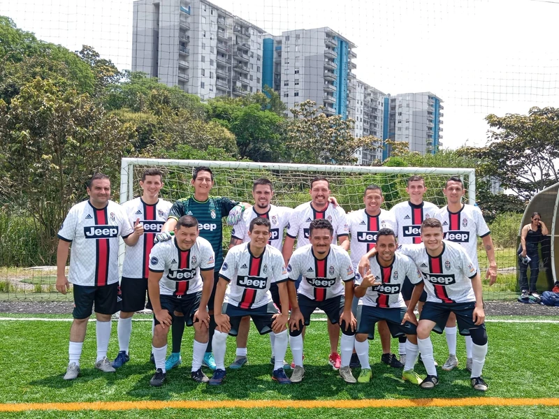 Equipo juvenil con uniformes entregados por Funcultura 369