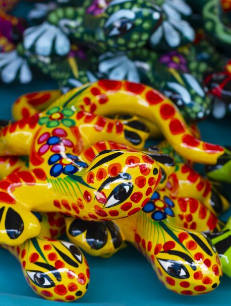 Grupo de jóvenes sonriendo y posando con gestos divertidos al aire libre, reflejando el entusiasmo, la creatividad y el espíritu de compañerismo que impulsa la FUNDACIÓN ARTÍSTICA DEPORTIVA Y CULTURAL FUNCULTURA 369.