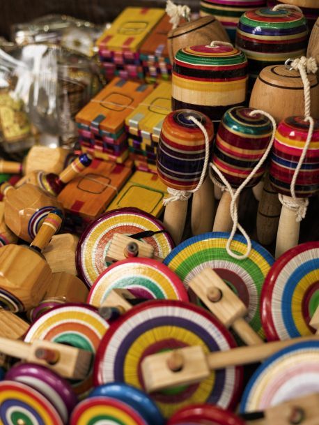 Grupo de jóvenes sonriendo y posando con gestos divertidos al aire libre, reflejando el entusiasmo, la creatividad y el espíritu de compañerismo que impulsa la FUNDACIÓN ARTÍSTICA DEPORTIVA Y CULTURAL FUNCULTURA 369.