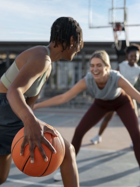 Grupo de jóvenes sonriendo y posando con gestos divertidos al aire libre, reflejando el entusiasmo, la creatividad y el espíritu de compañerismo que impulsa la FUNDACIÓN ARTÍSTICA DEPORTIVA Y CULTURAL FUNCULTURA 369.