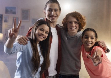 Jóvenes felices haciendo señas de paz y unión, reflejando el espíritu de amistad, inclusión y convivencia que promueve FUNCULTURA 369.