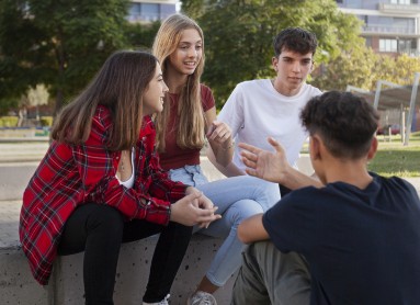 Grupo de jóvenes dialogando al aire libre en un entorno urbano, fomentando la participación social, el pensamiento crítico y el sentido de comunidad promovido por FUNCULTURA 369.